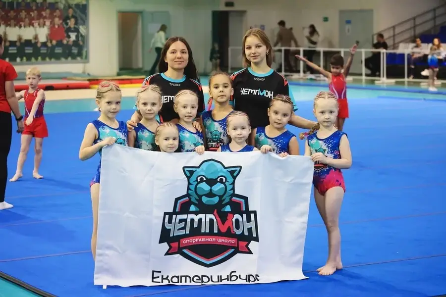 Команда школы с флагом «Чемпион»